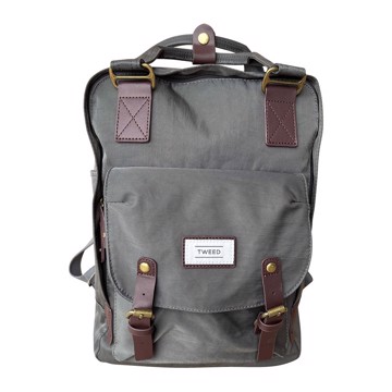 ZAINO PER NOTEBOOK
PER LAPTOP FINO A  39,6 CM (15.6”)

CON TASCA ESTERNA E MANIGLIA, TASCHE INTERNE E ZIP

SPALLACCI REGOLABILI

Dimensione: 30x13x43 cm
Materiale: Poliestere
Impermeabile - Waterproof
GRIGIO E MARRONE